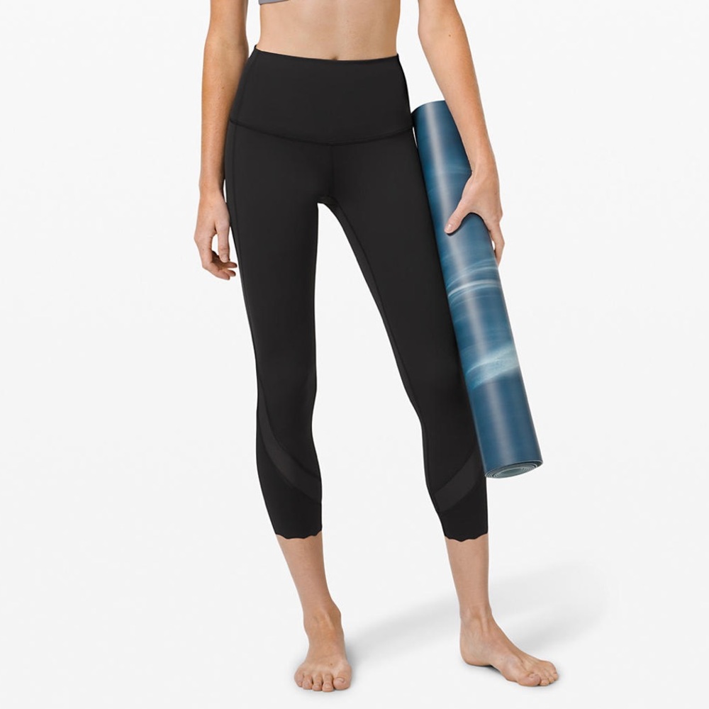Wonder Under High Rise Crop 23” Scallop Leggings